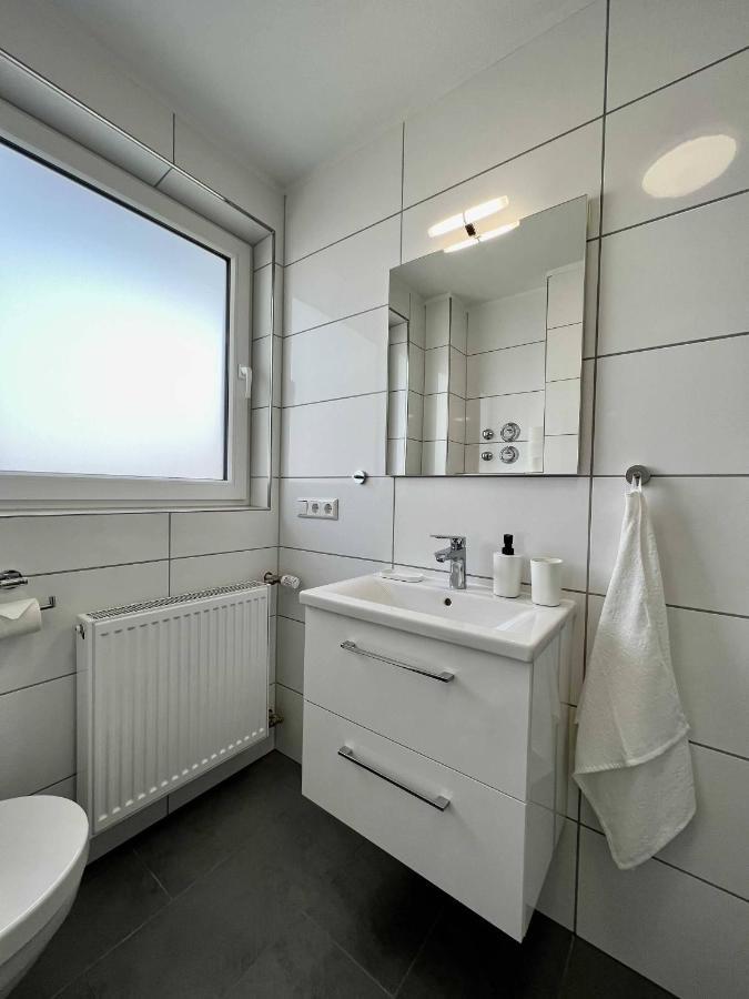 Nujen- Hotel Und Apartment Stuttgart Zuffenhausen Bagian luar foto