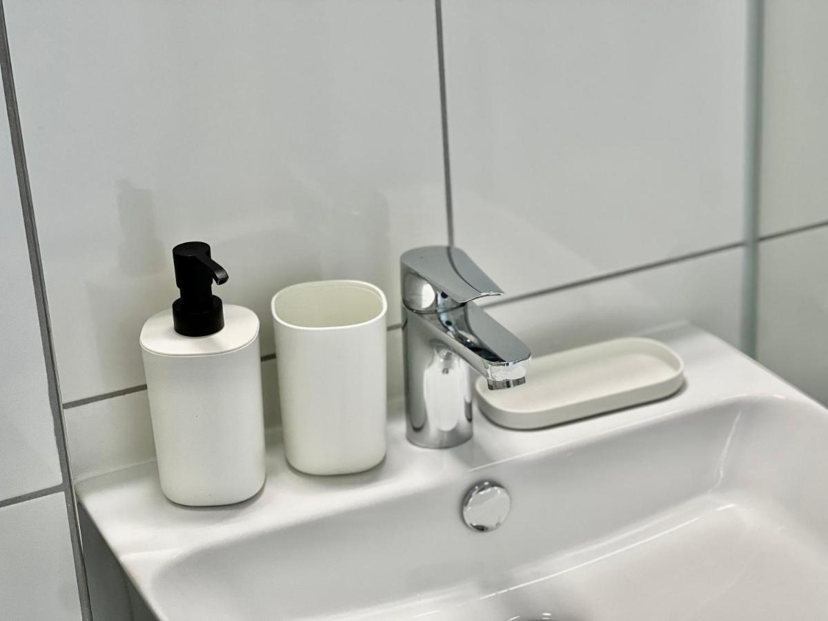 Nujen- Hotel Und Apartment Stuttgart Zuffenhausen Bagian luar foto