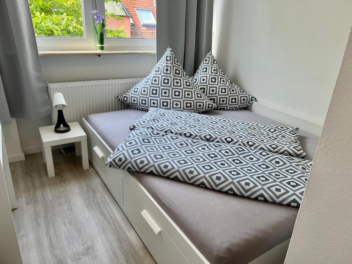 Nujen- Hotel Und Apartment Stuttgart Zuffenhausen Bagian luar foto